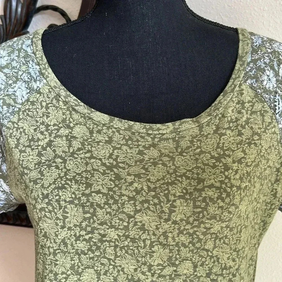 Lucky Brand Women’s Green Floral Short Sleeve Top Size Medium - Picture 2 of 13
